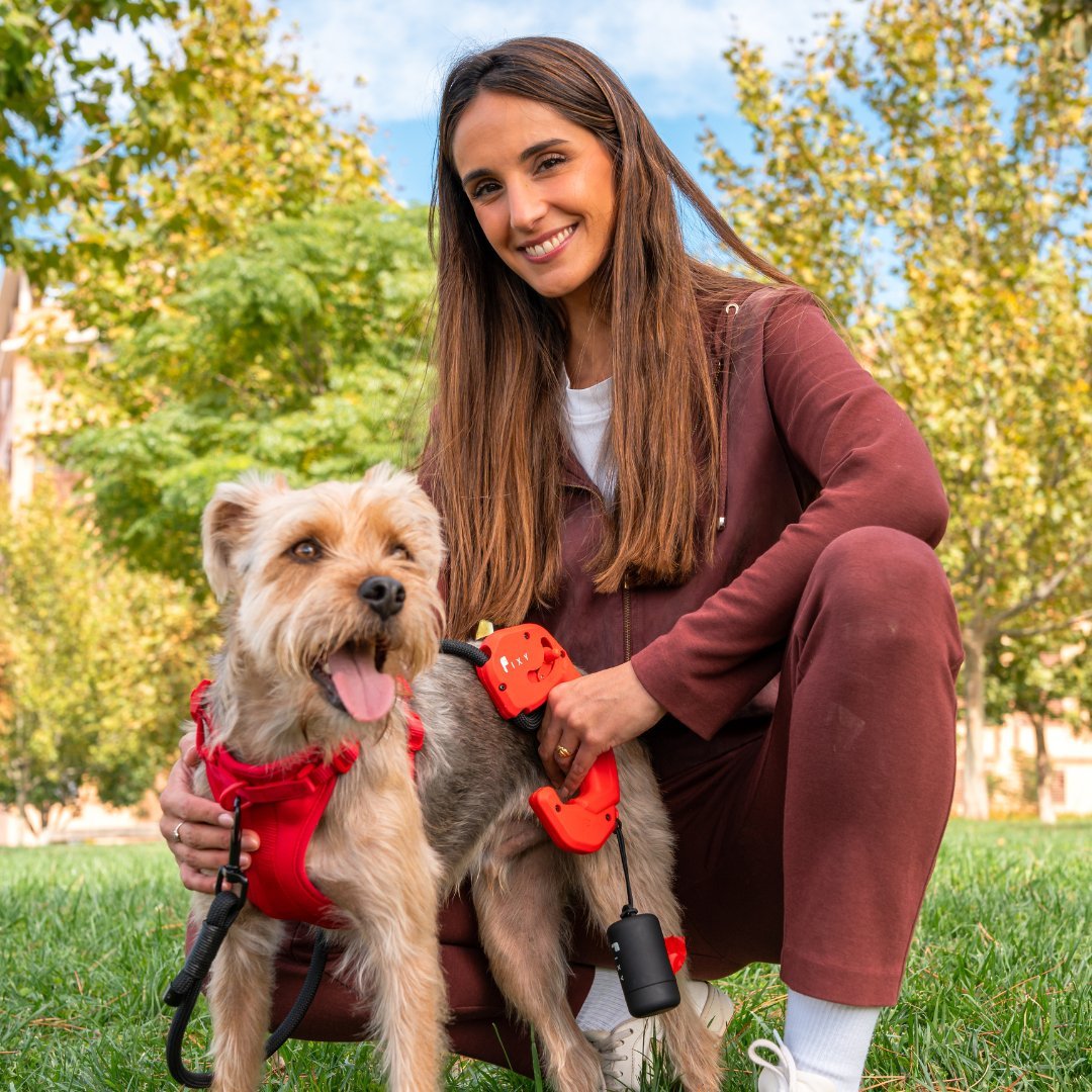 Portabolsas FIXY de fácil acceso y práctico cierre de rosca, perfecto para mantener las bolsas de desecho organizadas durante el paseo de tu mascota.